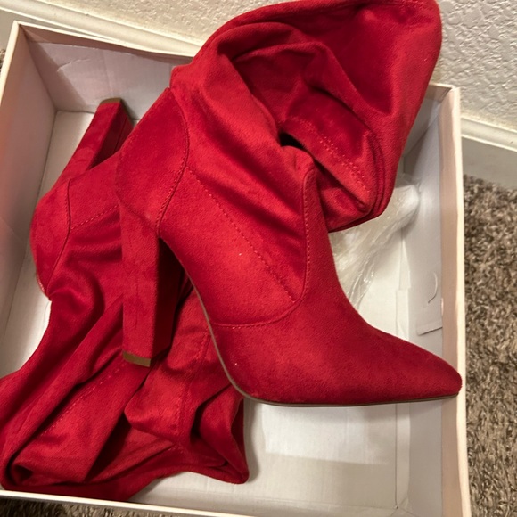Red boots - Picture 2 of 3
